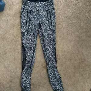 Lululemon tight size 4 barely worn black and white